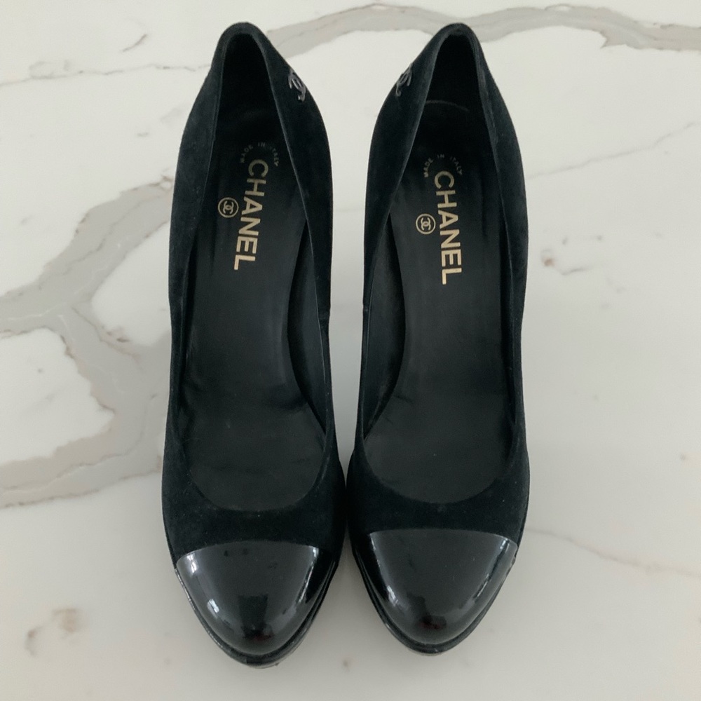 Chanel suede pumps with patent toe black size 41.5